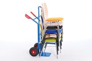 Mit der Stuhlkarre können die Stühle einfach und schnell transportiert werden Mit der Stuhlkarre können die Stühle einfach und schnell transportiert werden