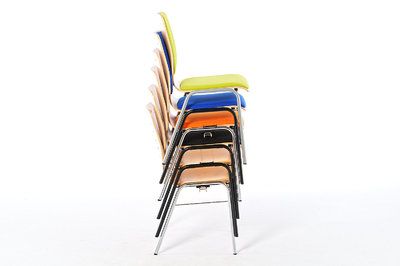 Holzschalenstühle für Seminare