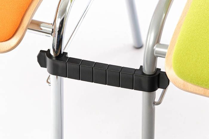 Unsere Stuhlverbinder lassen sich schnell und unkompliziert an den Stuhl klicken