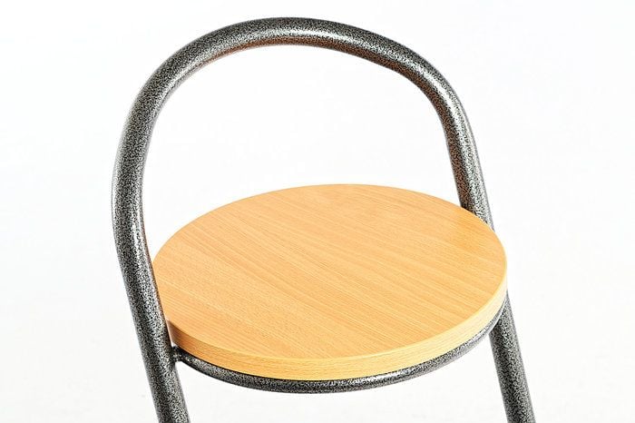 Wählbar ist eine Variante mit einer runden Sitzfläche aus Holz
