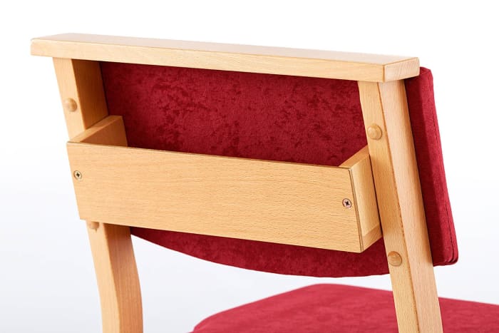 An der Rückseite ist ein Fach zur Aufbewahrung von Gebetbüchern
