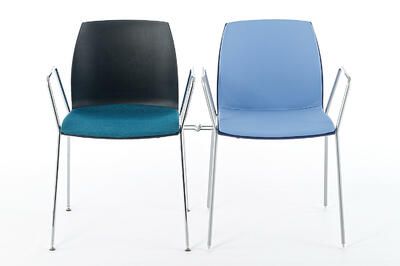Die Berlin Stapelstühle können miteinander verbunden werden