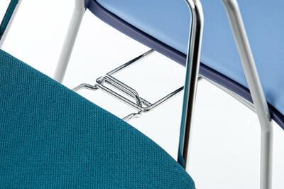 Die Berlin Stapelstühle können schnell zu festen Stuhlreihen gestellt werden