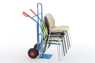 Mit der Stuhlkarre können die Berlin Stapelstühle transportiert werden