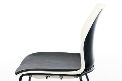 Die Rückenlehne ist leicht gebogen