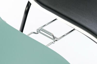 Die Stuhlverbinder können einfach eingehakt werden