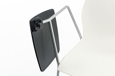 Das Schreibtablar klappt gefedert in die eingeklappte Position zurück