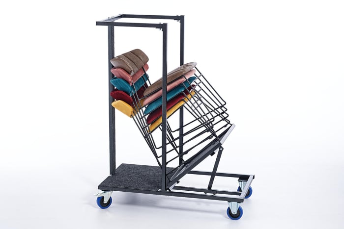 Die gepolsterten Stapelstühle Bermuda auf dem Transportrollwagen