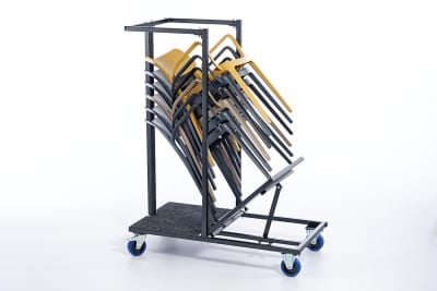 Die Kunststoff Armlehnenstühle auf dem Transportrollwagen