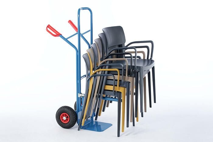 Mit der praktische Stuhlkarre lassen sich die Bern AL komfortabel transportieren