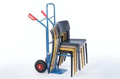 Mit der Stuhlkarre können die Stühle einfach transportiert werden