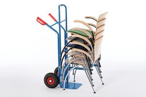 Mit der Stuhlkarre können die Stapelstühle schnell transportiert werden Mit der Stuhlkarre können die Stapelstühle schnell transportiert werden