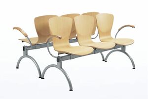 In großen Wartezonen können die Traversenbänke auch aneinander gestellt werden In großen Wartezonen können die Traversenbänke auch aneinander gestellt werden