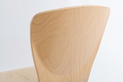 Die Rückenlehne aus Holz ist ergonomisch gebogen