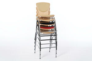 Senkrecht gestapelt benötigen die Binz SP RP Barhocker wenig Stauraum