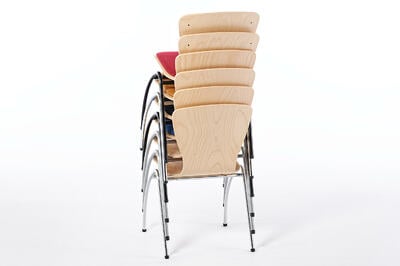 Stapelbare Holzstühle mit komfortablem Sitzpolster und modernem Design