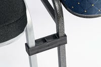 Der lose Verbinder kann an die Gestelle geklickt werden um feste Stuhlreihen zu stellen