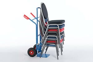 Mit der Stuhlkarre können die Bankettstuhlstapel einfach transportiert werden Mit der Stuhlkarre können die Bankettstuhlstapel einfach transportiert werden