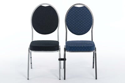 Mit den optional erhältlichen Stuhlverbindern können feste Stuhlreihen gestellt werden