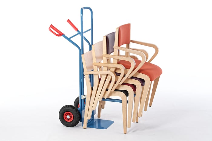 Ein einfacher Transport ist mit der Stuhltransportkarre möglich