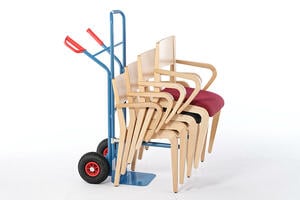 Ein einfacher Transport ist mit der Stuhltransportkarre möglich Ein einfacher Transport ist mit der Stuhltransportkarre möglich