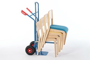 Ein einfacher Transport ist mit der Stuhltransportkarre möglich Ein einfacher Transport ist mit der Stuhltransportkarre möglich
