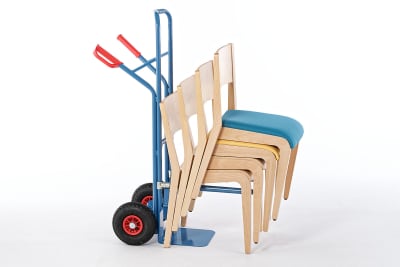 Ein einfacher Transport ist mit der Stuhltransportkarre möglich