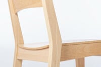 Die Sitzfläche wird durch breites Holz gestützt