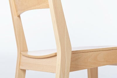Die Sitzfläche wird durch breites Holz gestützt