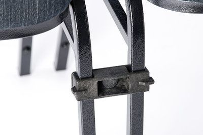 Stuhlverbinder sorgen für gleichmäßigen Abstand zwischen den Stühlen