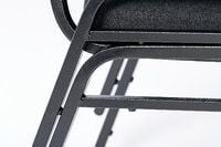 Das Gestell der stapelbaren Bankettstühle mit integriertem Stapelschutz ist beständig und unempfindlich