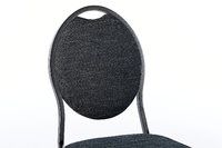 Die Rückenlehne der Bankettstühle trägt durch seine ovale Form zum festlichen Anblick der Stühle bei