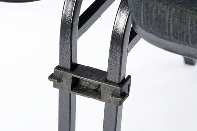 Für die Sicherheit bei Großveranstaltungen sind für diese Bankettstühle auch robuste Reihenverbinder erhältlich