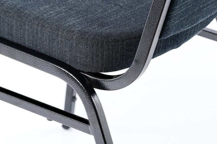 Die Verbindung zwischen Traggestell und Rückenlehne wird bei diesen Stühlen stabil und zuverlässig mit einem ansprechenden Design ausgeführt