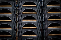 Die Bronx Barhocker können platzsparend gestapelt werden