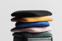 Verschiedenfarbige aufsteckbare Polster können optional gewählt werden