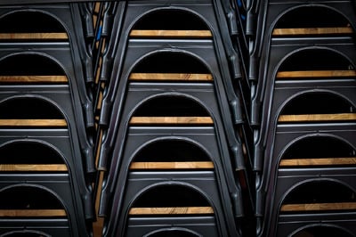 Die Bronx Barhocker können platzsparend gestapelt werden