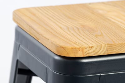 Die Sitzfläche aus Holz ist massiv