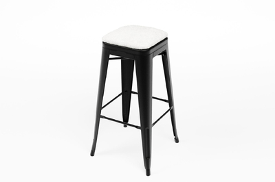 Unser schwarzer Bronx Barhocker mit weißer Teddy Sitzauflage