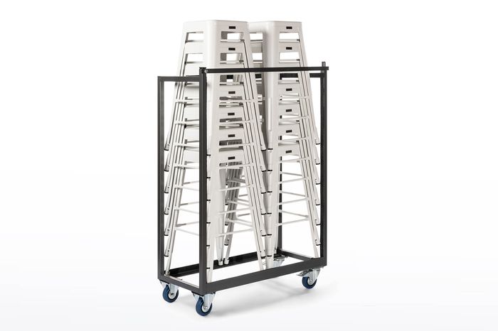 Die Barhocker können mit dem Rollwagen transportiert und gelagert werden