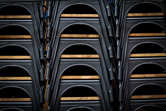 Die Bronx Barhocker können platzsparend gestapelt werden