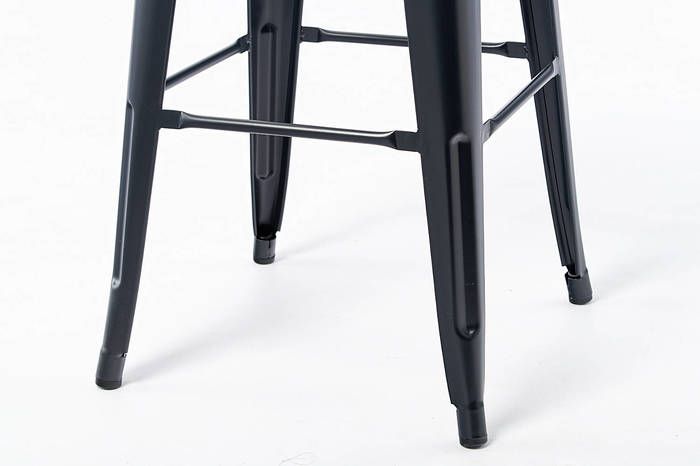 Die nach außen laufenden Stuhlbeine gewähren einen stabilen Stand
