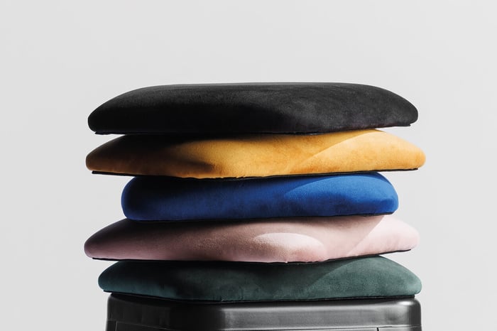 Verschiedenfarbige aufsteckbare Polster können optional gewählt werden