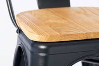 Das Gestell und die Sitzfläche aus Holz sind fest und zuverlässig miteinander verbunden