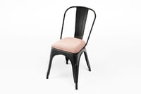 Der Bronx Stuhl in schwarz mit pinker Sitzauflage aus Samt