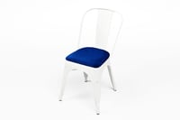 Der weiße Bronx Stapelstuhl mit blauer Samtsitzauflage