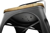 Die Holzsitzauflage kann bei unseren Bronx Metallstühlen schnell und einfach aufgesteckt werden