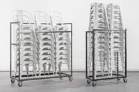 Unsere Bronx Stühle und Hocker im Transportrollwagen