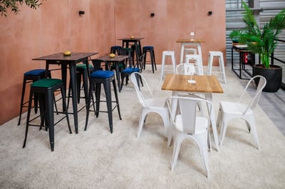 Unsere Bronx und Bronx Barhocker sind für alle Räumlichkeiten geeignet