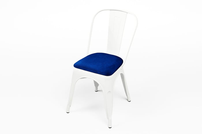 Der weiße Bronx Stapelstuhl mit blauer Samtsitzauflage